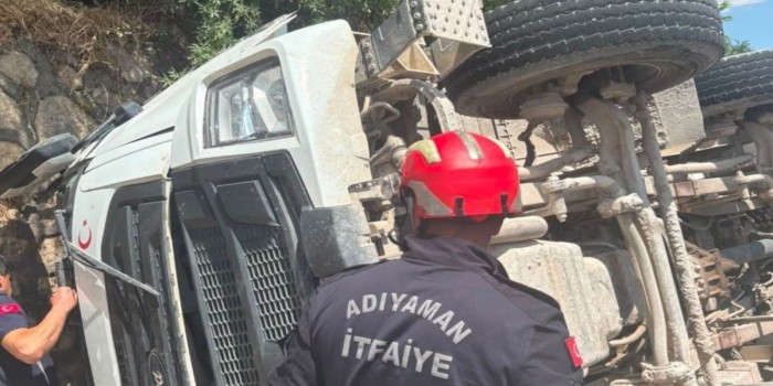 Devrilen beton mikserinin sürücüsü yaralandı